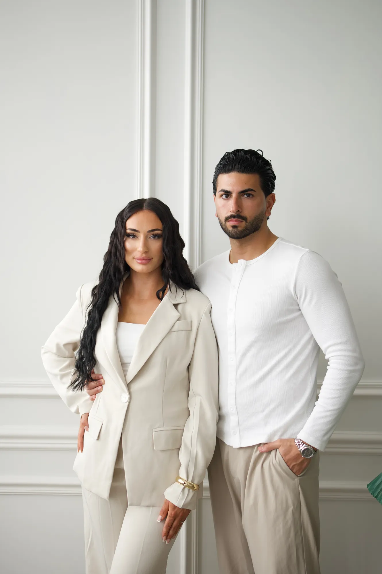 Leyla und Batu, Inhaberpaar von LEYLABEAUTY in Troisdorf, in hellem Beige