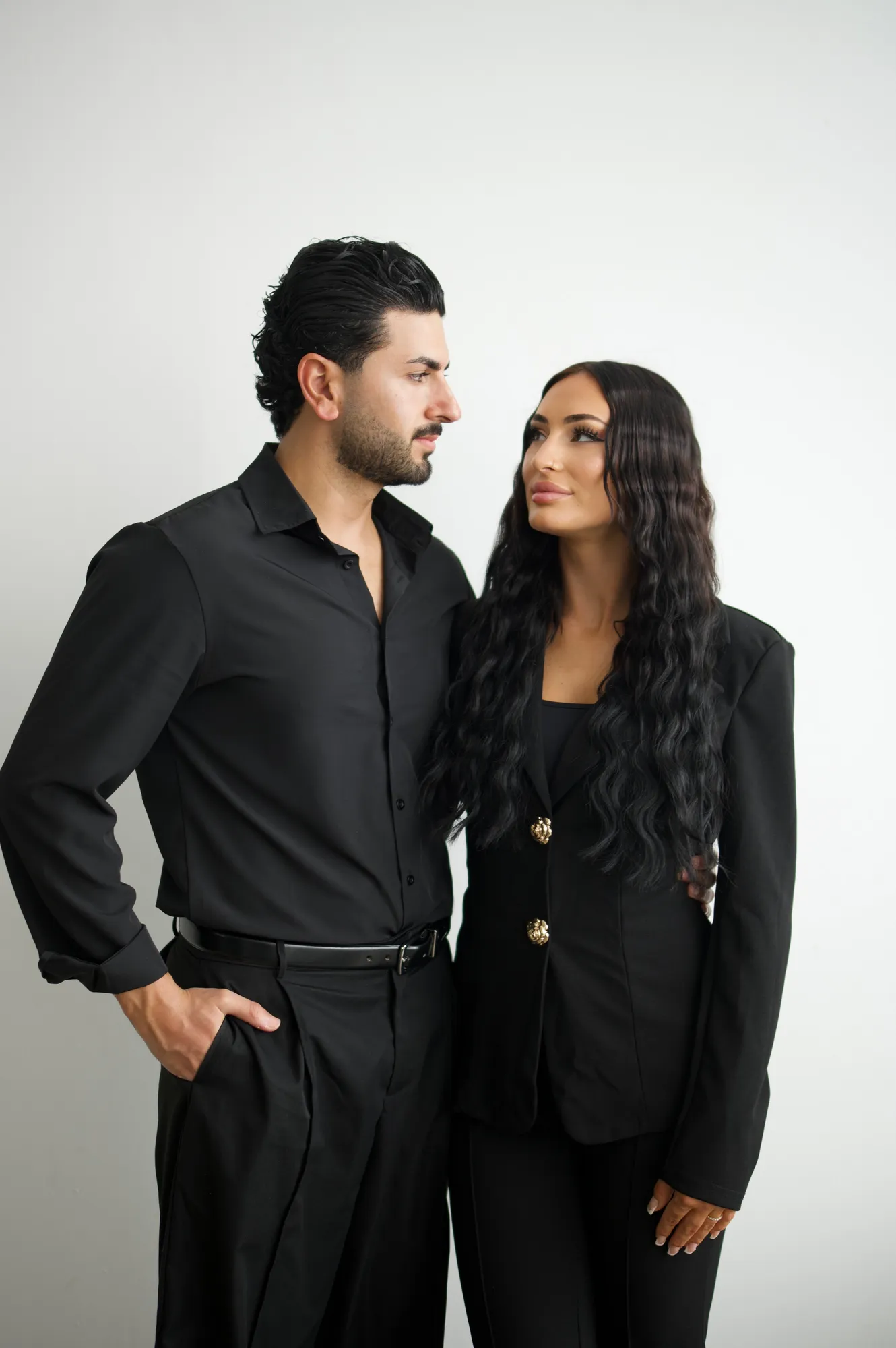 Leyla und Batu, Inhaberpaar von LEYLABEAUTY in Troisdorf, in Schwarz gekleidet
